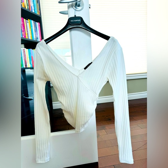 🤍🤍Adorable Deep V Off Shoulder Top - Picture 1 of 1